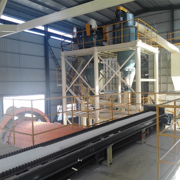 河南南陽某碳酸鈣公司球磨分級(jí)生產(chǎn)線